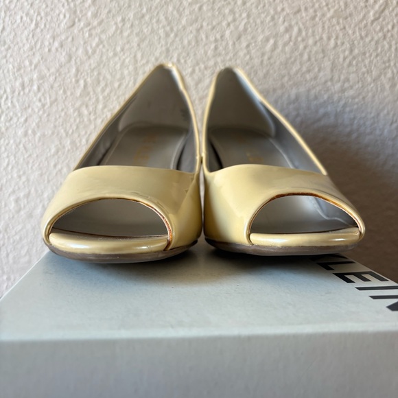 NIB Anne Klein Women’s 8 Megan Light Yellow Patent Peep Toe Pump Block Heels - Picture 5 of 7